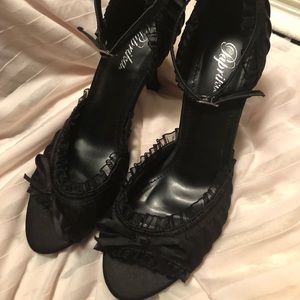 Black ruffled classy shoe size 7 1/2